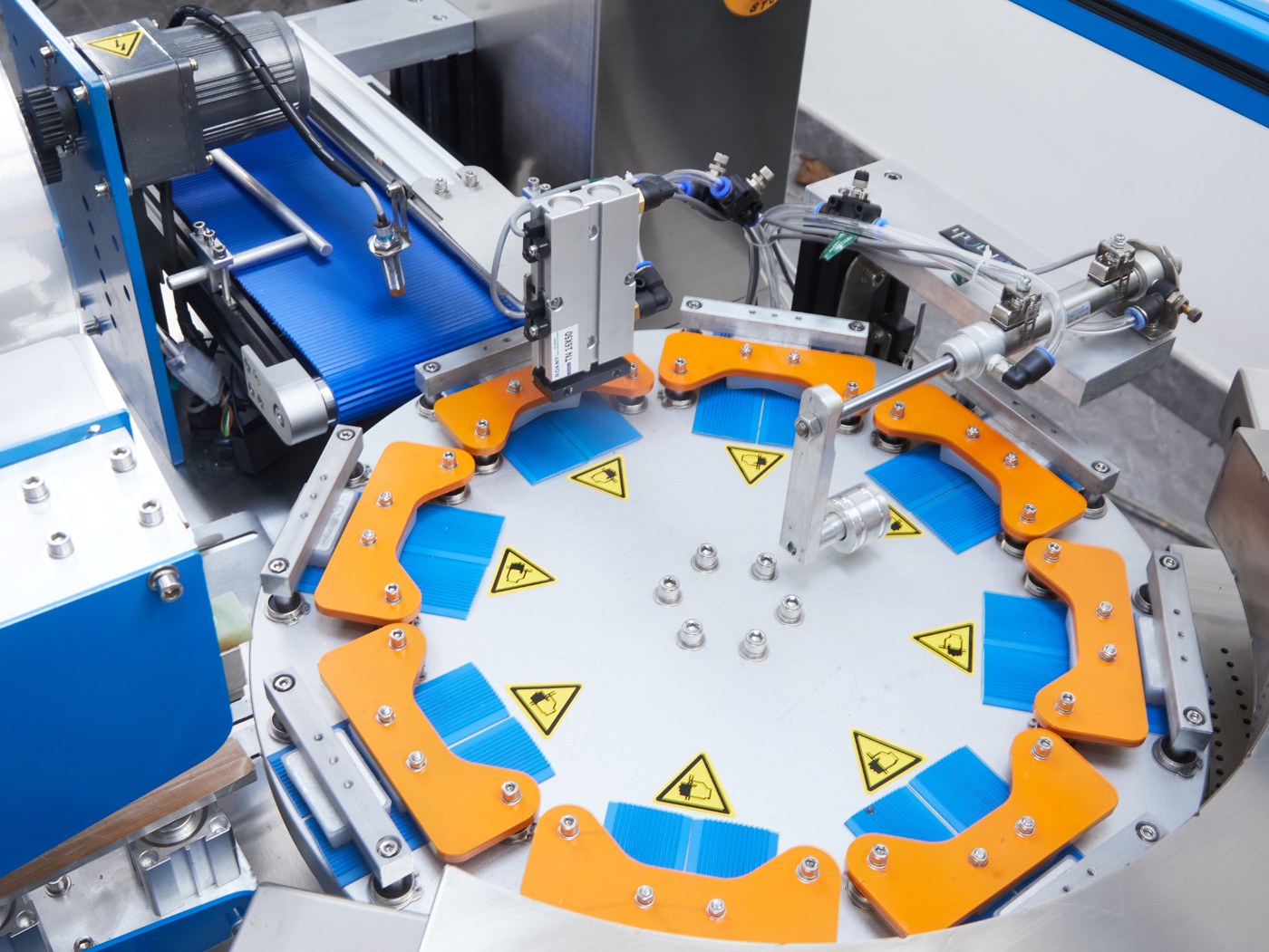 YOMACH packaging machine and component photo